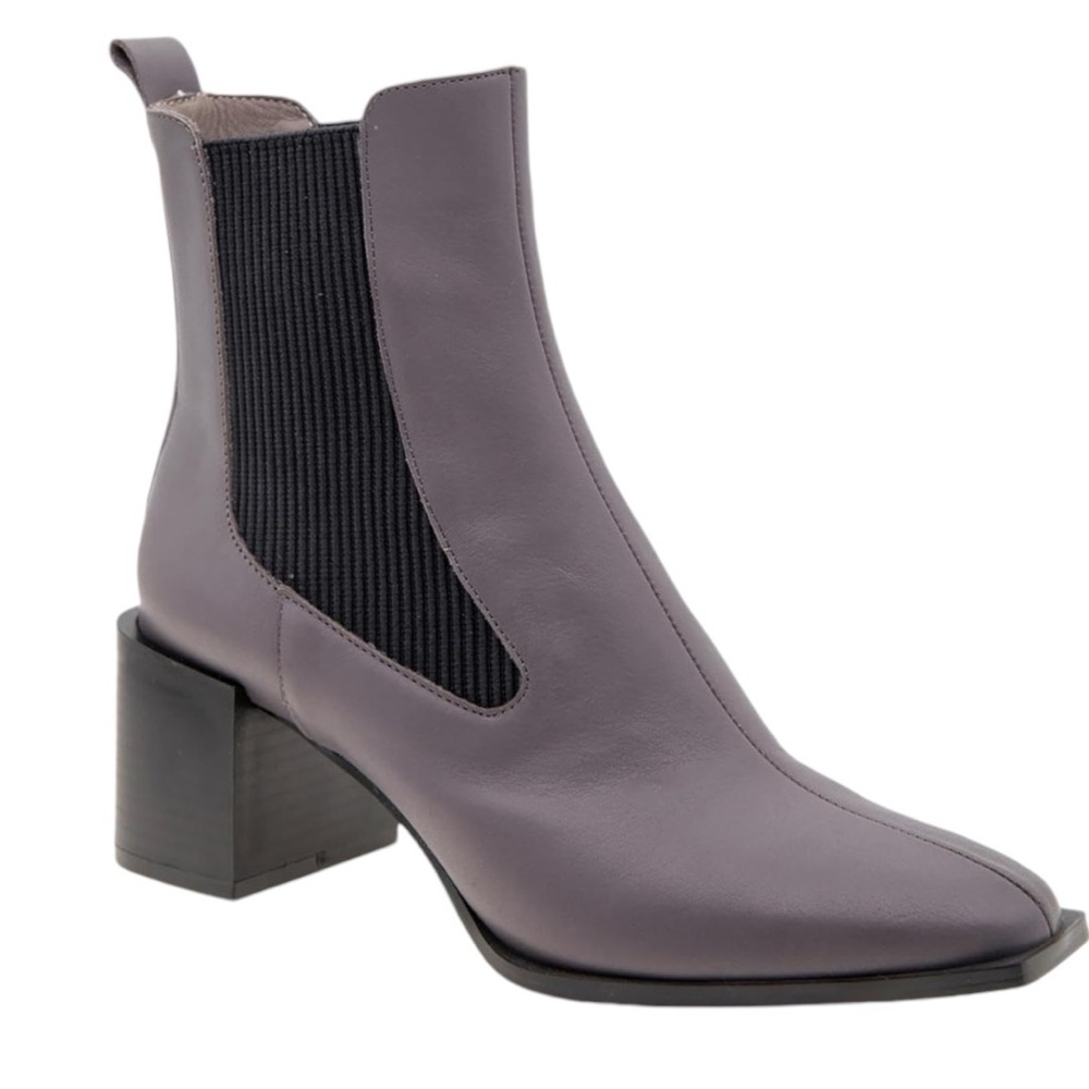 NWOB BCBGeneration Women's Darxi Leather Block Heel Chelsea Boots -Grey size 6.5
